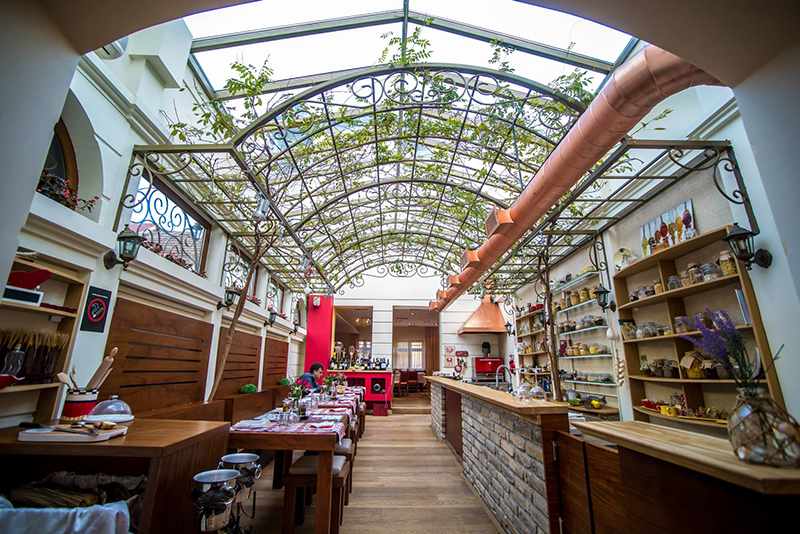 restoran-čerčil-stakleni-krov-stolarija-drvo-aluminijum-001